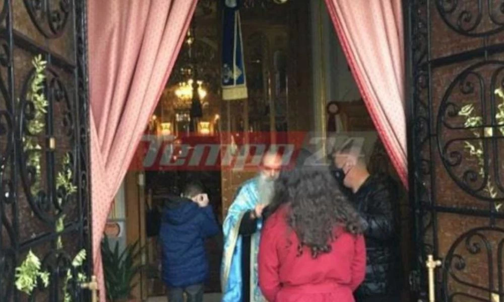 Ιερέας βγήκε στην πόρτα και κοινώνησε πιστούς στην Πάτρα
